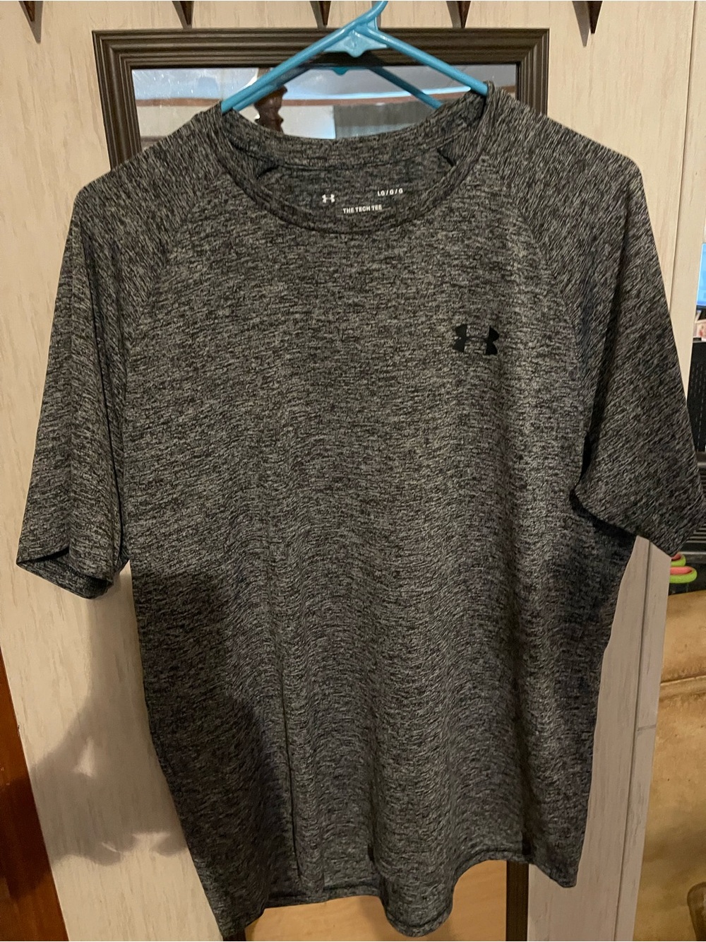 Under Armour “The Tech Tee” Men’s Athletic Performance Shirt – Gray Heather – L